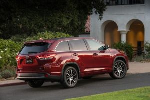 2018_Toyota_Highlander_SE_006_45E5800BF3C2103FD630A558CC4CAB22CF83BD76_low