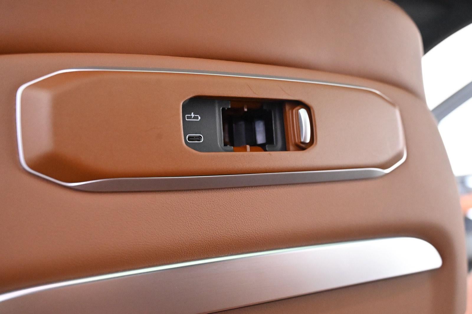 2023 BMW X7 M60i