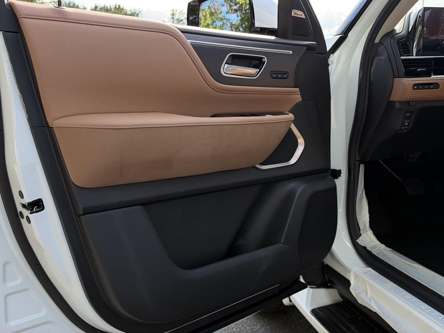 2027 INFINITI QX80 LUXE