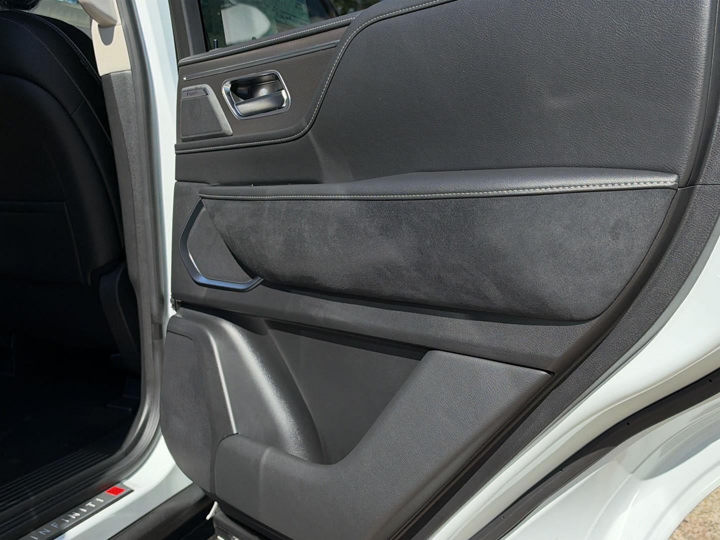 2027 INFINITI QX80 LUXE