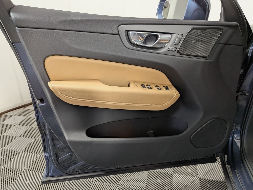 2023 Volvo XC60 B5 Ultimate Bright Theme