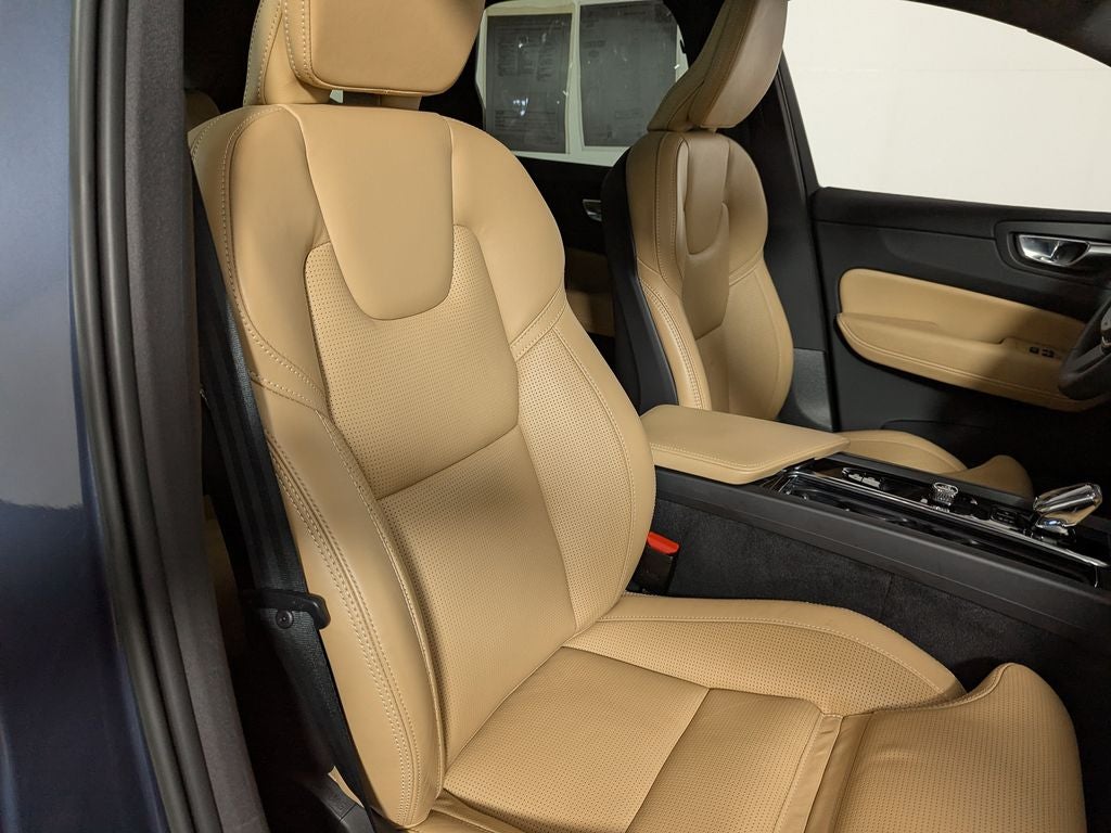 2023 Volvo XC60 B5 Ultimate Bright Theme