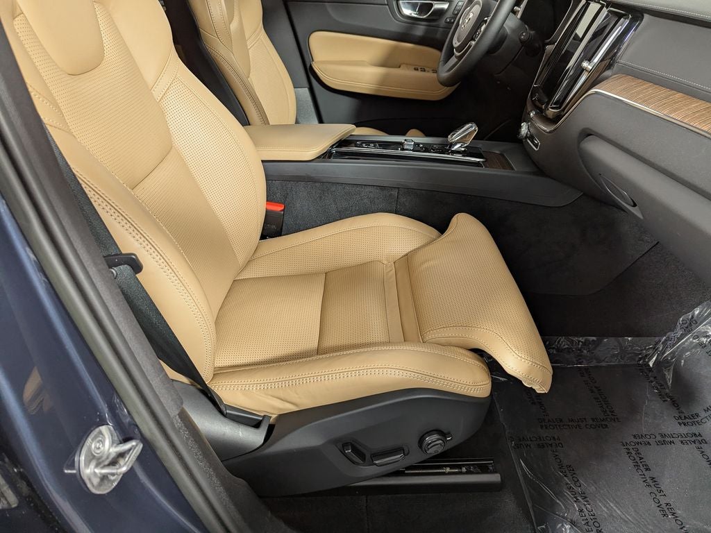 2023 Volvo XC60 B5 Ultimate Bright Theme