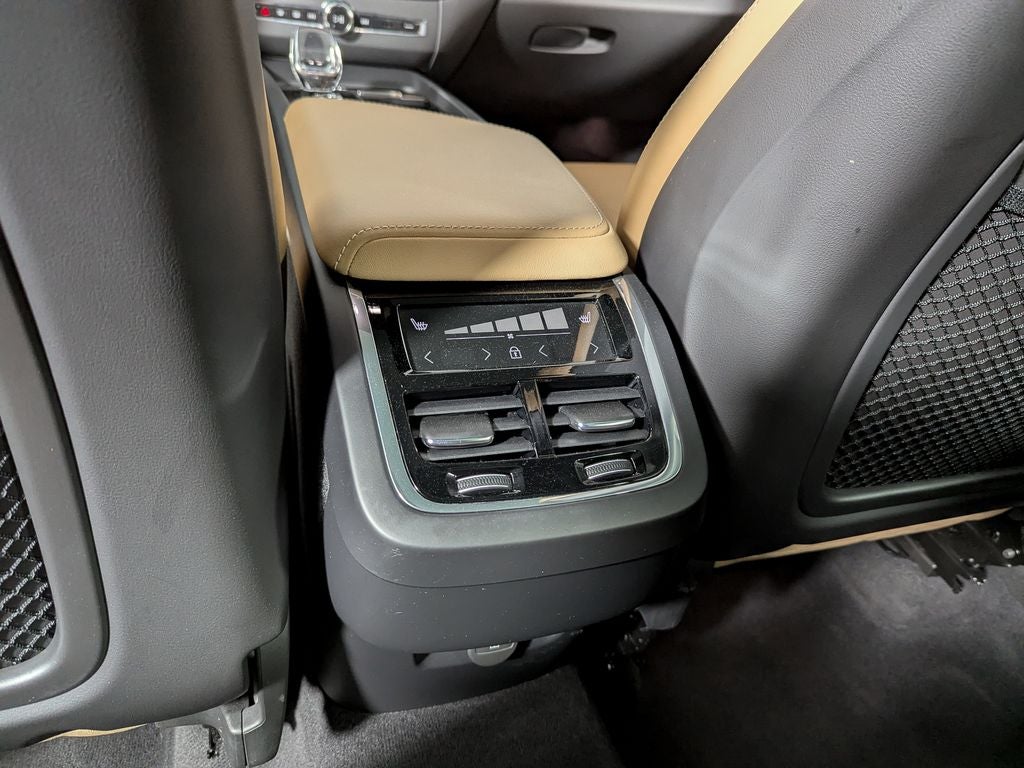 2023 Volvo XC60 B5 Ultimate Bright Theme