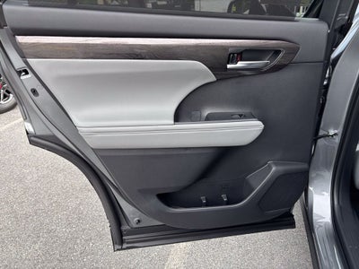 2026 Toyota Highlander Hybrid Platinum