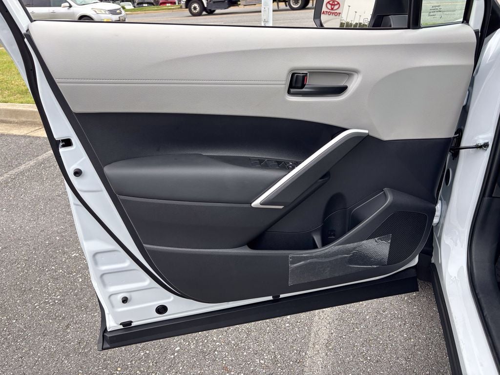 2026 Toyota Corolla Cross L - Photo 9
