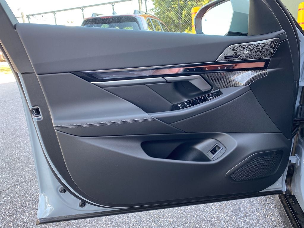 2027 BMW 550e 550e xDrive