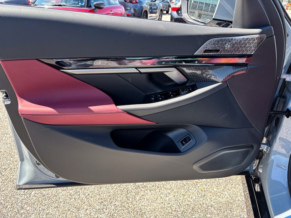 2027 BMW 550e Base