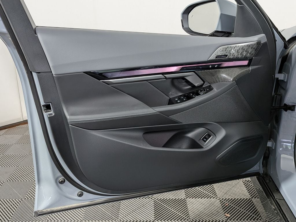 2027 BMW 550e Base