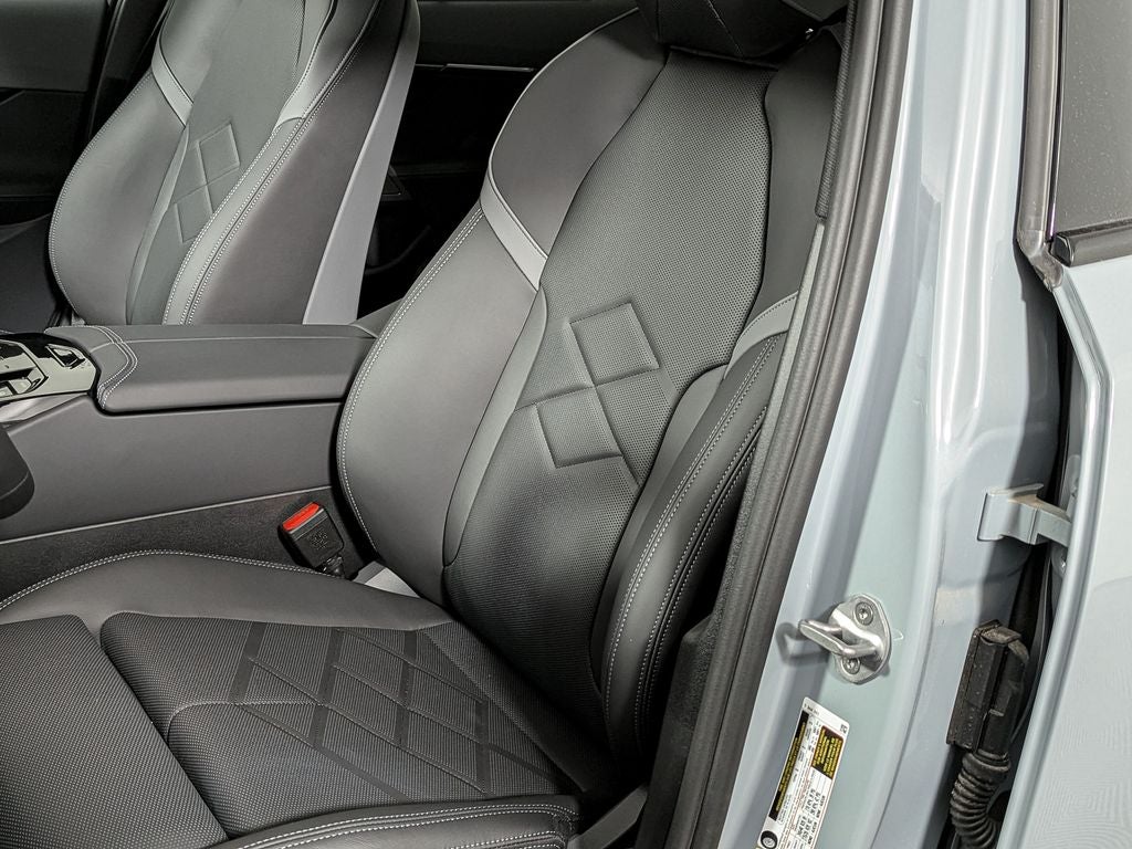 2027 BMW 550e Base