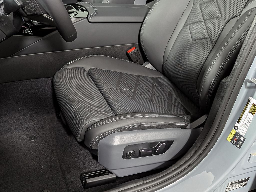 2027 BMW 550e Base