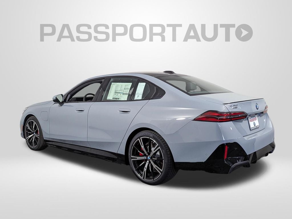 2027 BMW 550e Base