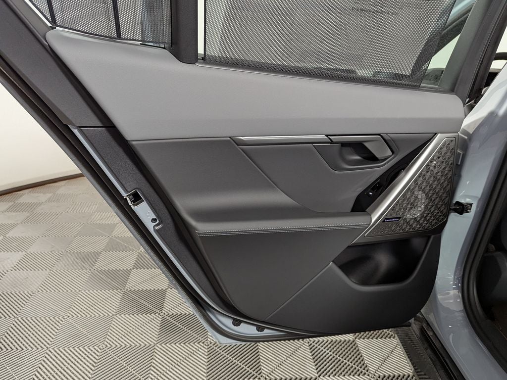2027 BMW 550e Base