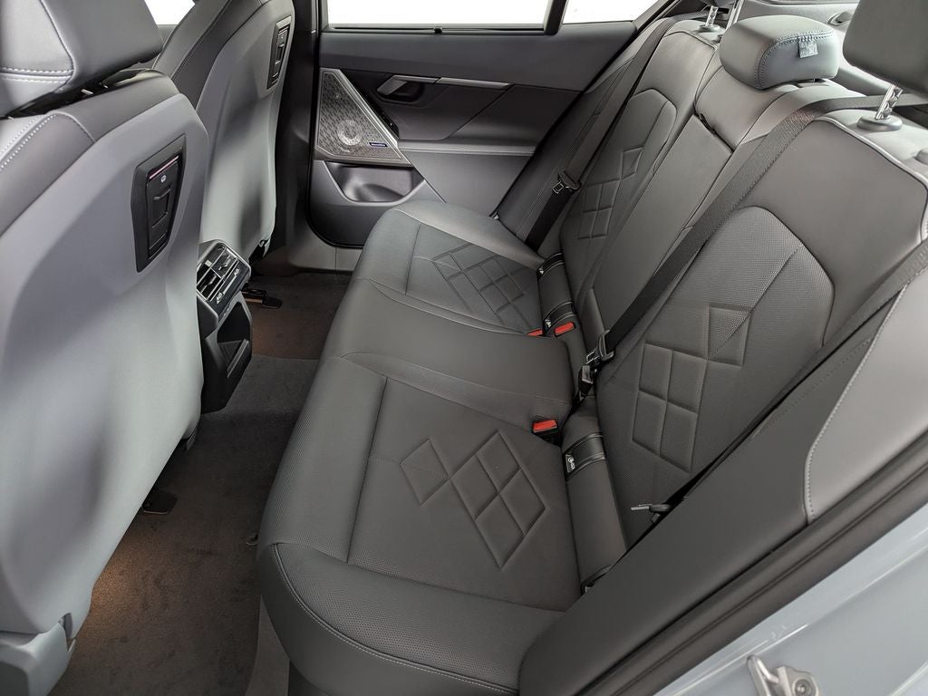 2027 BMW 550e Base