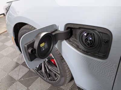 2027 BMW 550e Base