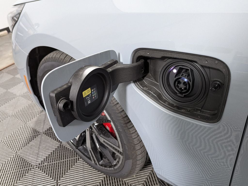 2027 BMW 550e Base