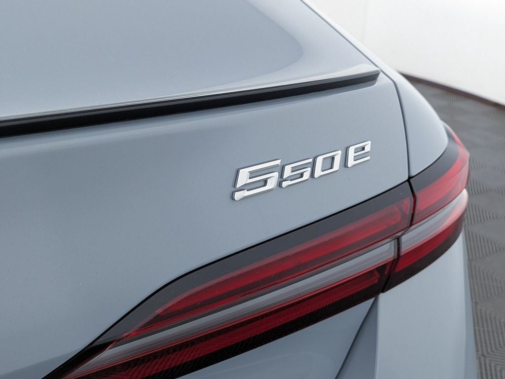 2027 BMW 550e Base