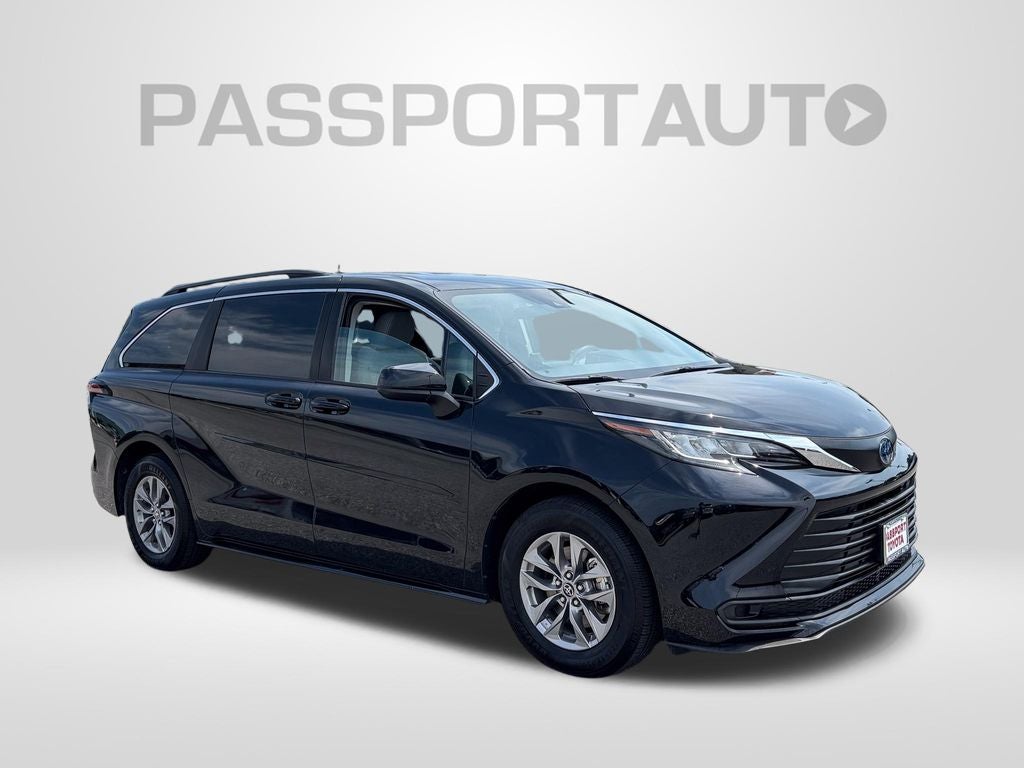 2022 Toyota Sienna LE 8 Passenger