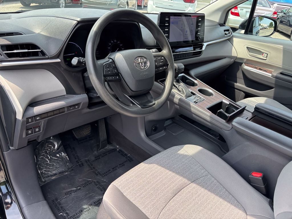 2022 Toyota Sienna LE 8 Passenger
