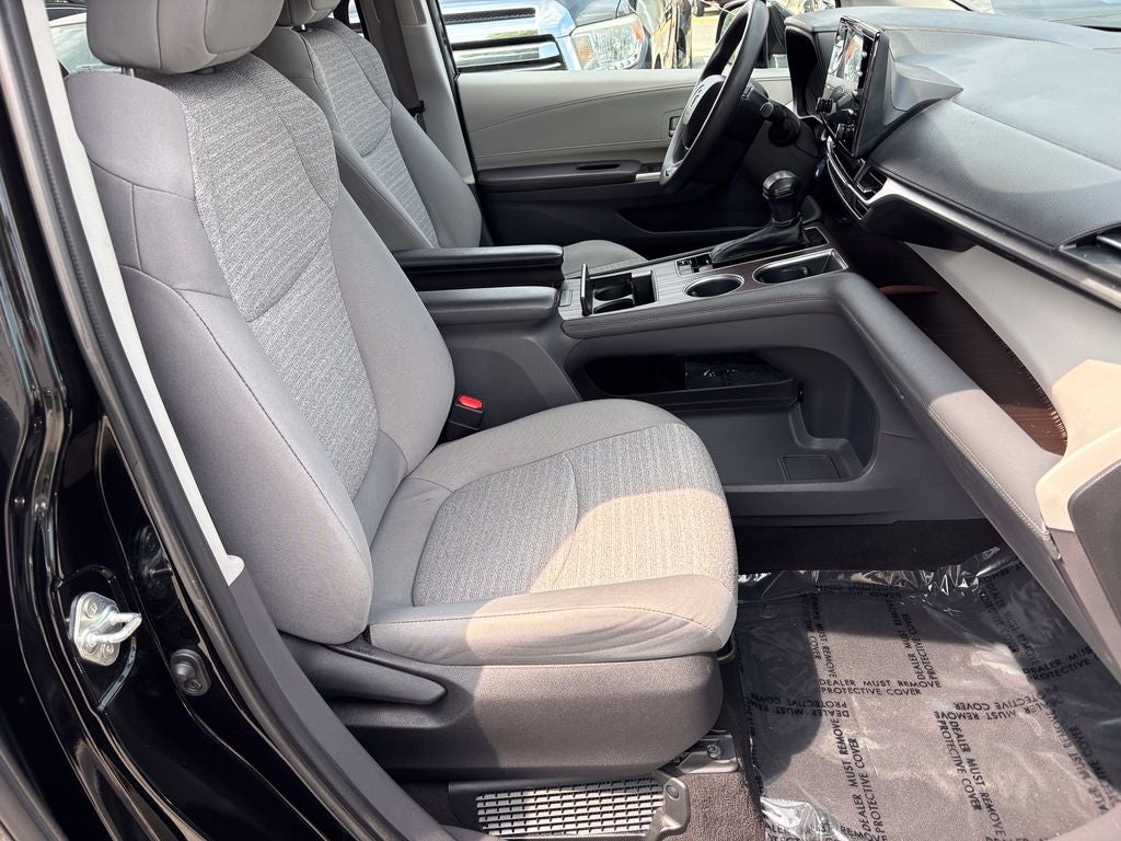 2022 Toyota Sienna LE 8 Passenger