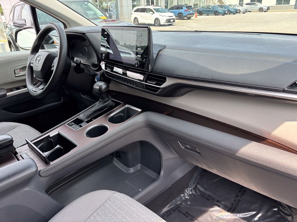 2022 Toyota Sienna LE 8 Passenger