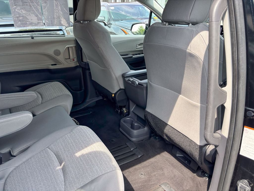 2022 Toyota Sienna LE 8 Passenger